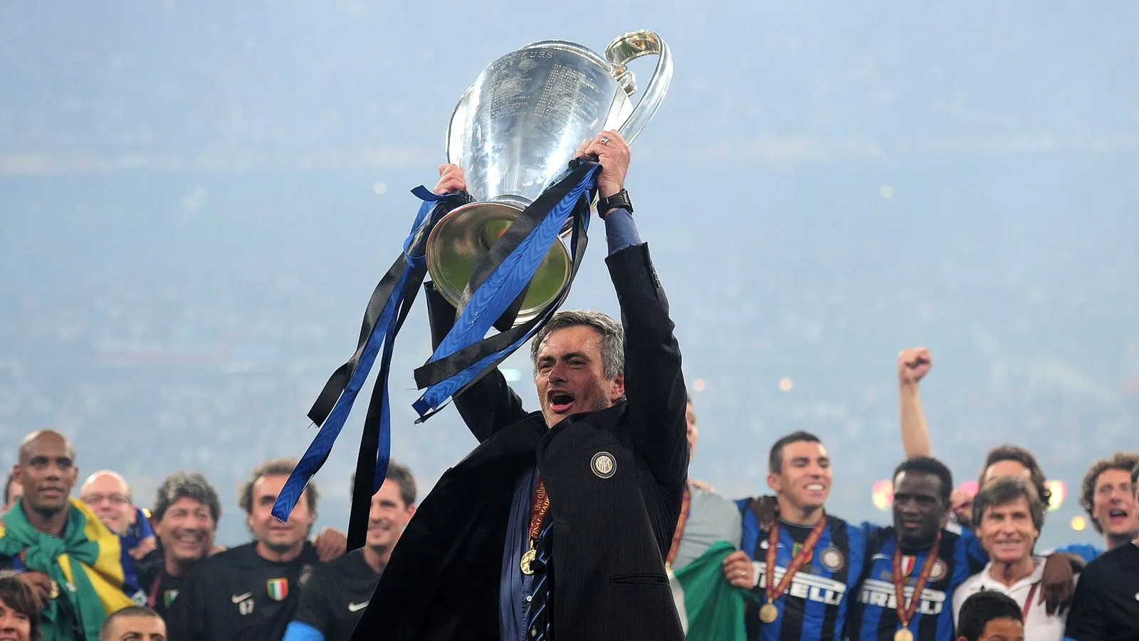 José Mourinho lifts the Champions League trophy after Inter’s 2010 victory